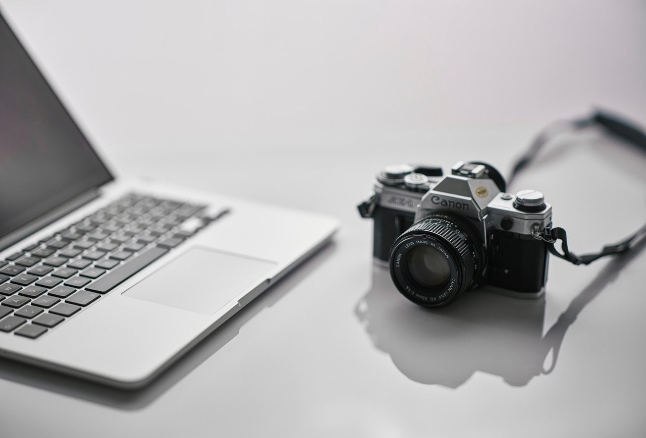 Laptop und Kamera